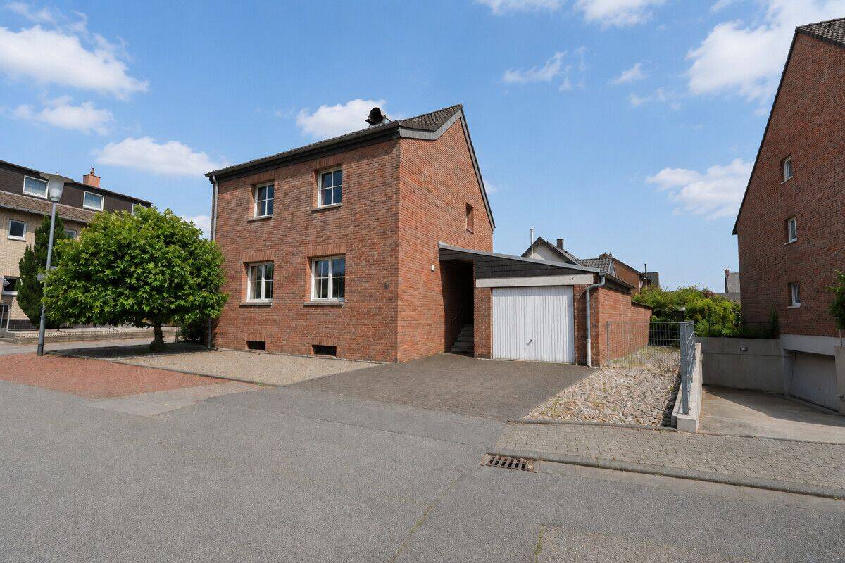 Modernisiertes Einfamilienhaus mit flexibler Nutzungsmöglichkeit als Zweifamilienhaus in Korschenbroich-Pesch, 41352 Korschenbroich