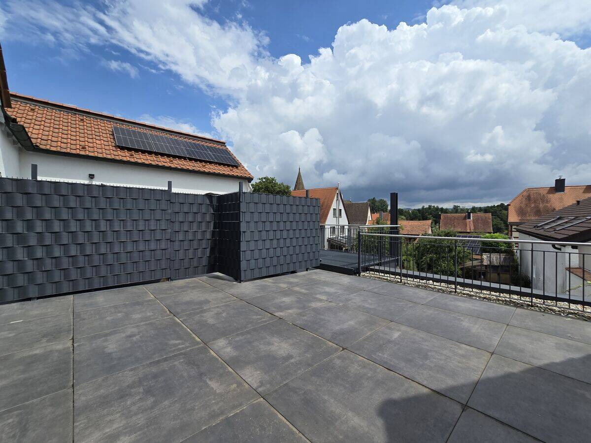 Modern sanierte 2-Zi.-DG Wohnung mit großzügiger Dachterrasse in Main nähe, 63843 Niedernberg