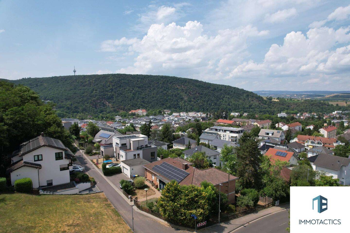 Wohnen mit Panoramablick: renovierte 5-Zimmer-Wohnung mit zwei Balkonen, 55543 Bad Kreuznach