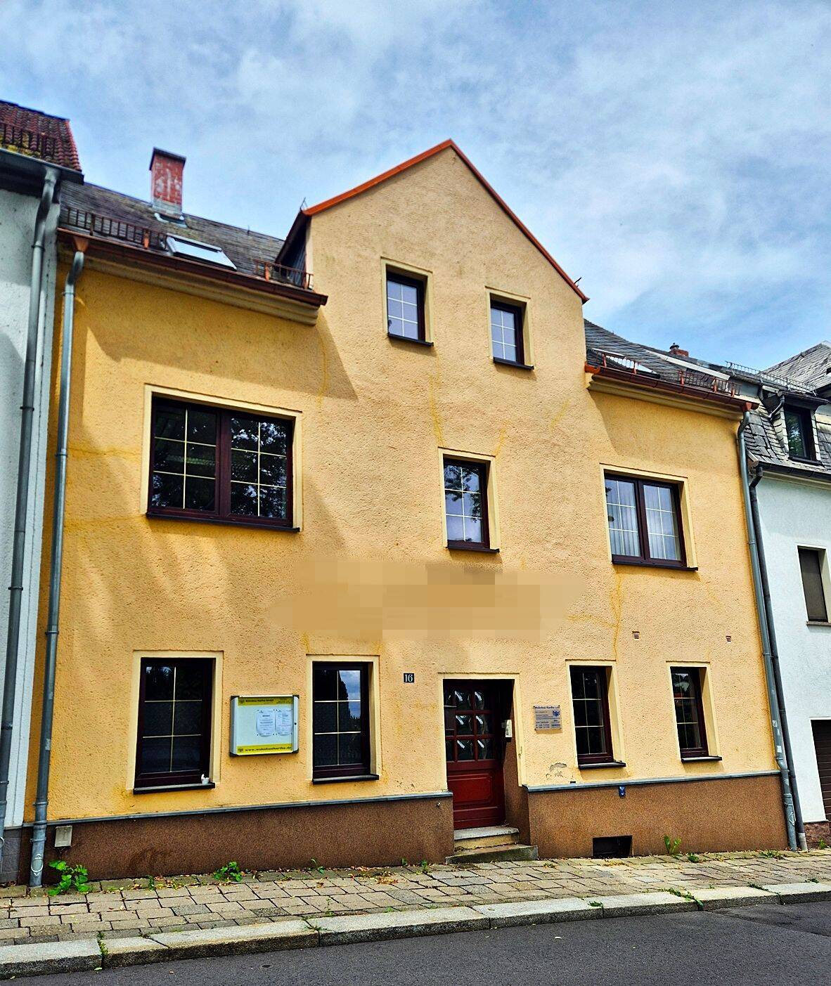 großzügiges Ein- bis Zweifamilienhaus in sehr gutem Zustand mit viel Nebengelass und Garagen, 4746 Hartha