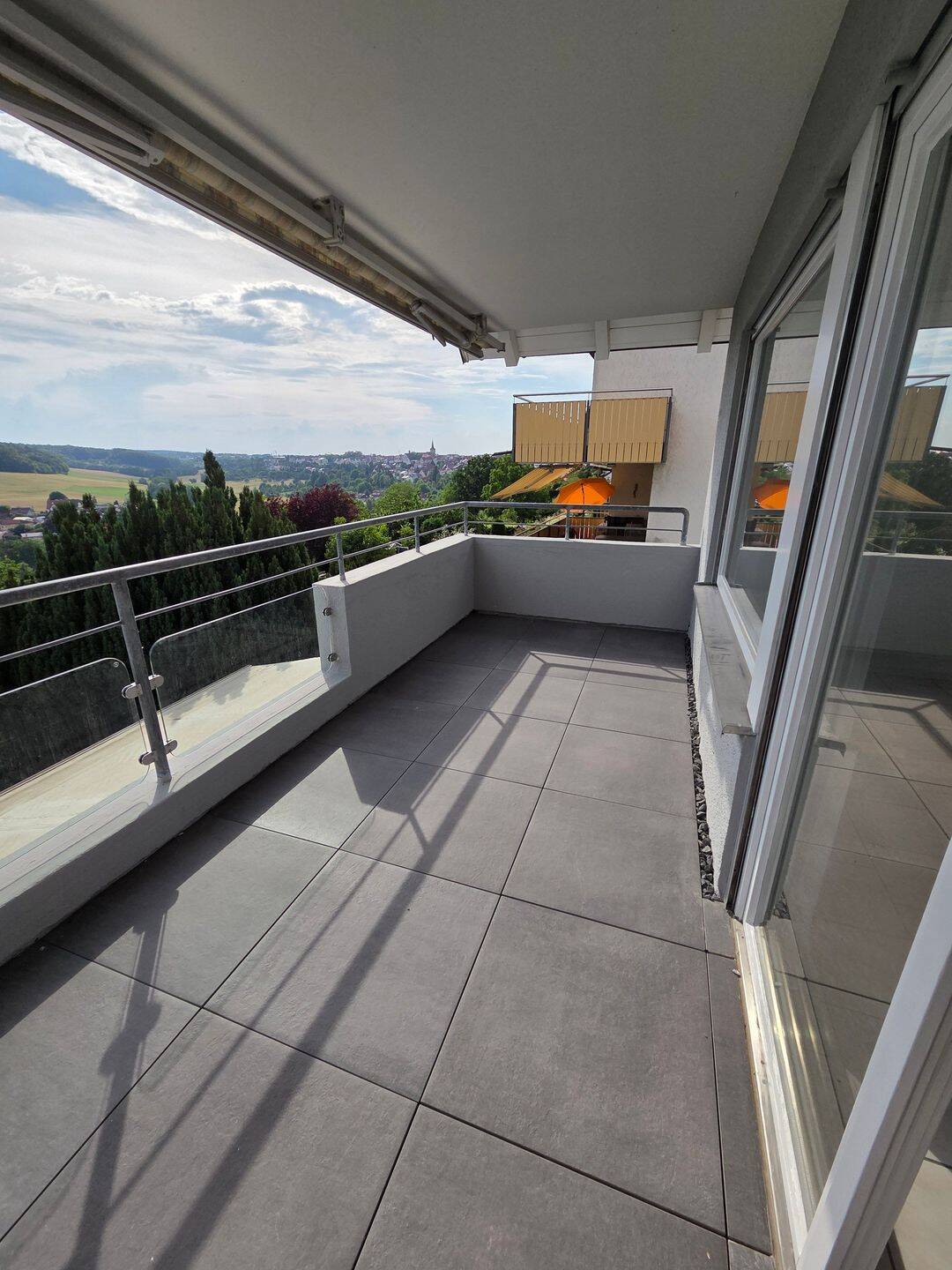 Wohnen mit Weitblick: renovierte 3,5-Zimmer-Wohnung mit großem Balkon, EBK, Gartenmitbenutzung & Garage, 71093 Weil im Schönbuch