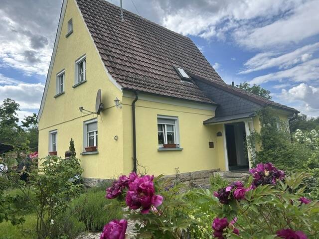 Küps -Top gepflegtes Häuschen aus den 30ern – Carport u. Garage – Zauberhafter Blumen-/Nutzgarten., 96328 Küps