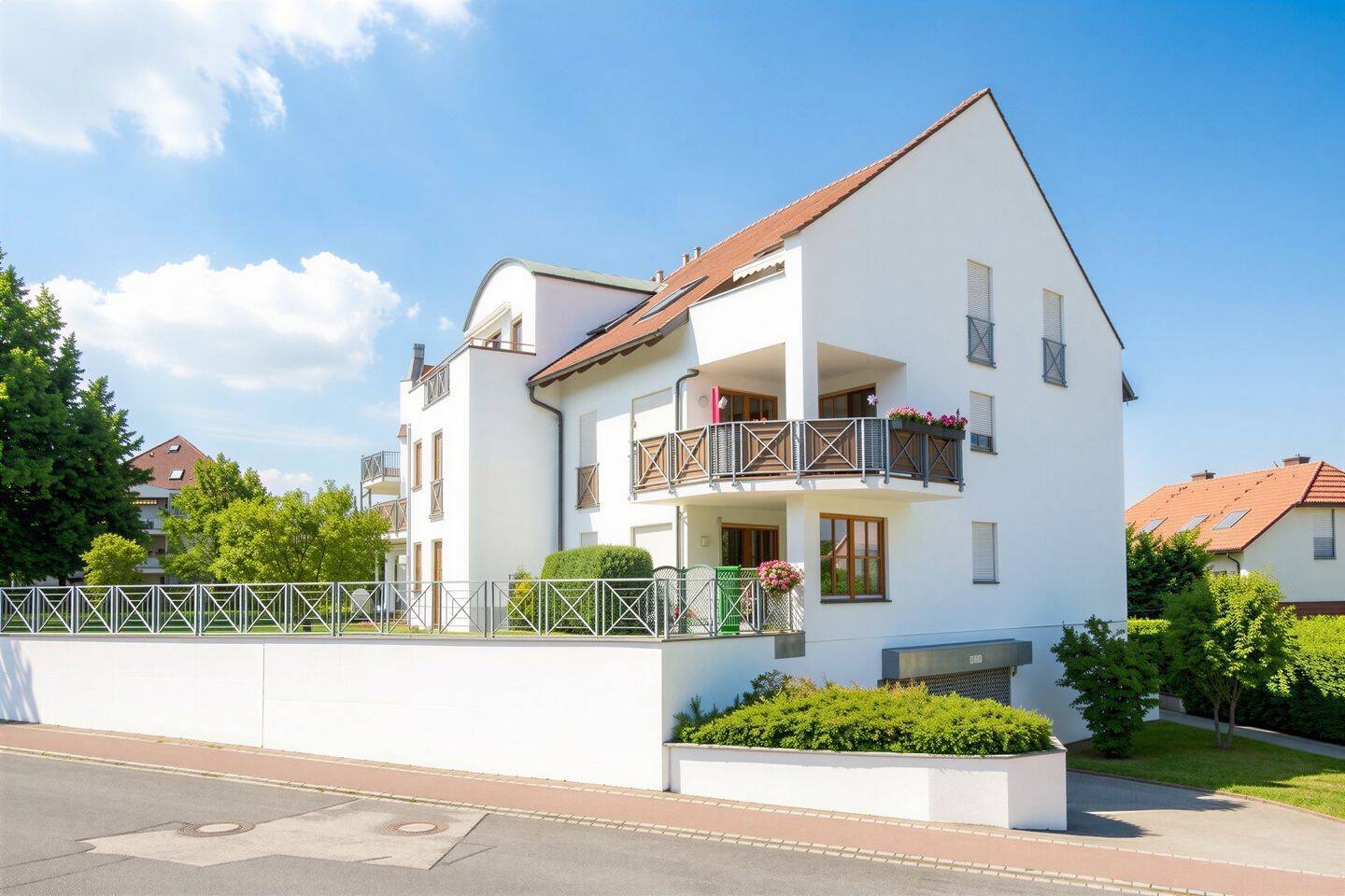 +++ Sehr gepflegte 2-Zimmer-Wohnung mit Dachterrasse, Fußbodenheizung und TG-Stellplatz +++, 1156 Dresden