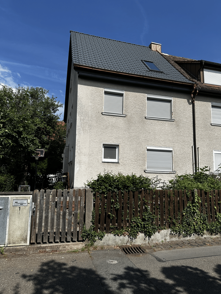 Ältere Doppelhaushälfte mit großem Grundstück und Ausbaupotenzial, 91126 Schwabach