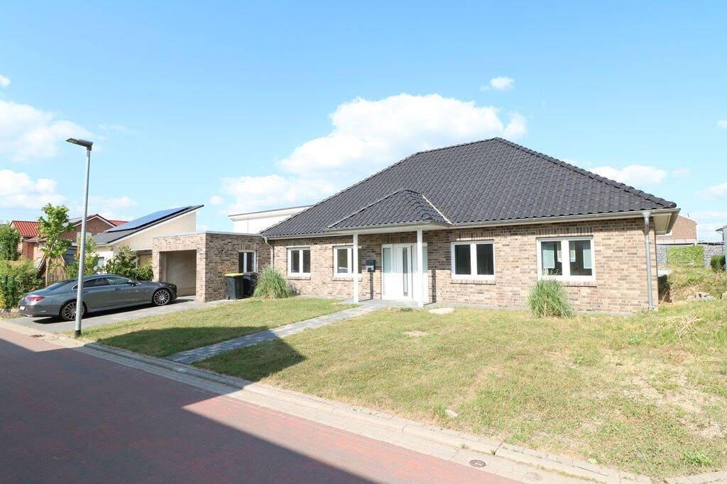 Modernes, fast vollständig fertiggestelltes NEUBAU-Einfamilienhaus mit Ausbaureserve und Garage, 49688 Lastrup