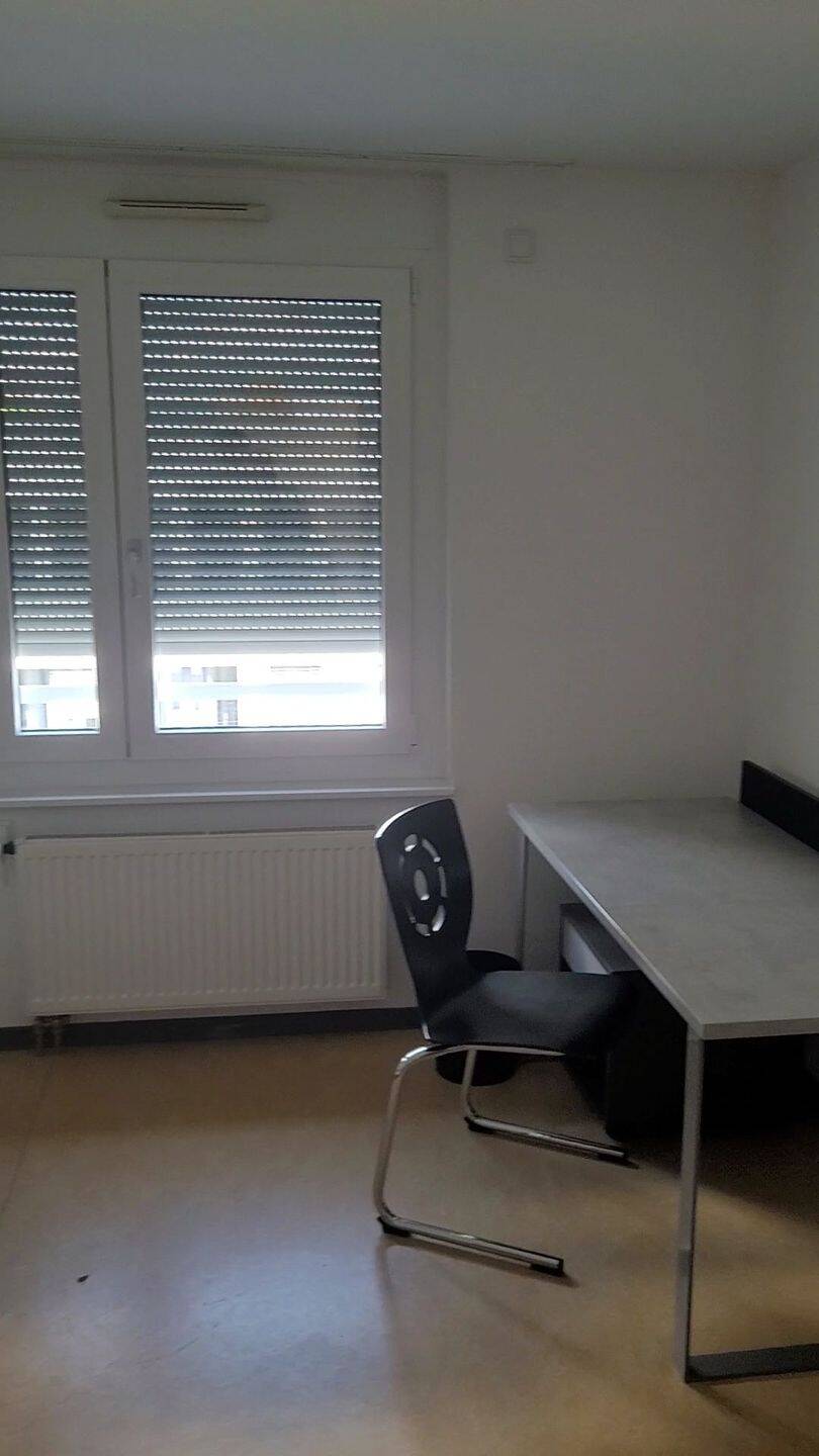 Zwischenmiete: Möbliertes WG-Zimmer in 4er-WG (Juli – August) – Nur für Studierende mit Bescheid, 70191 Stuttgart (Bad Cannstatt Nord)