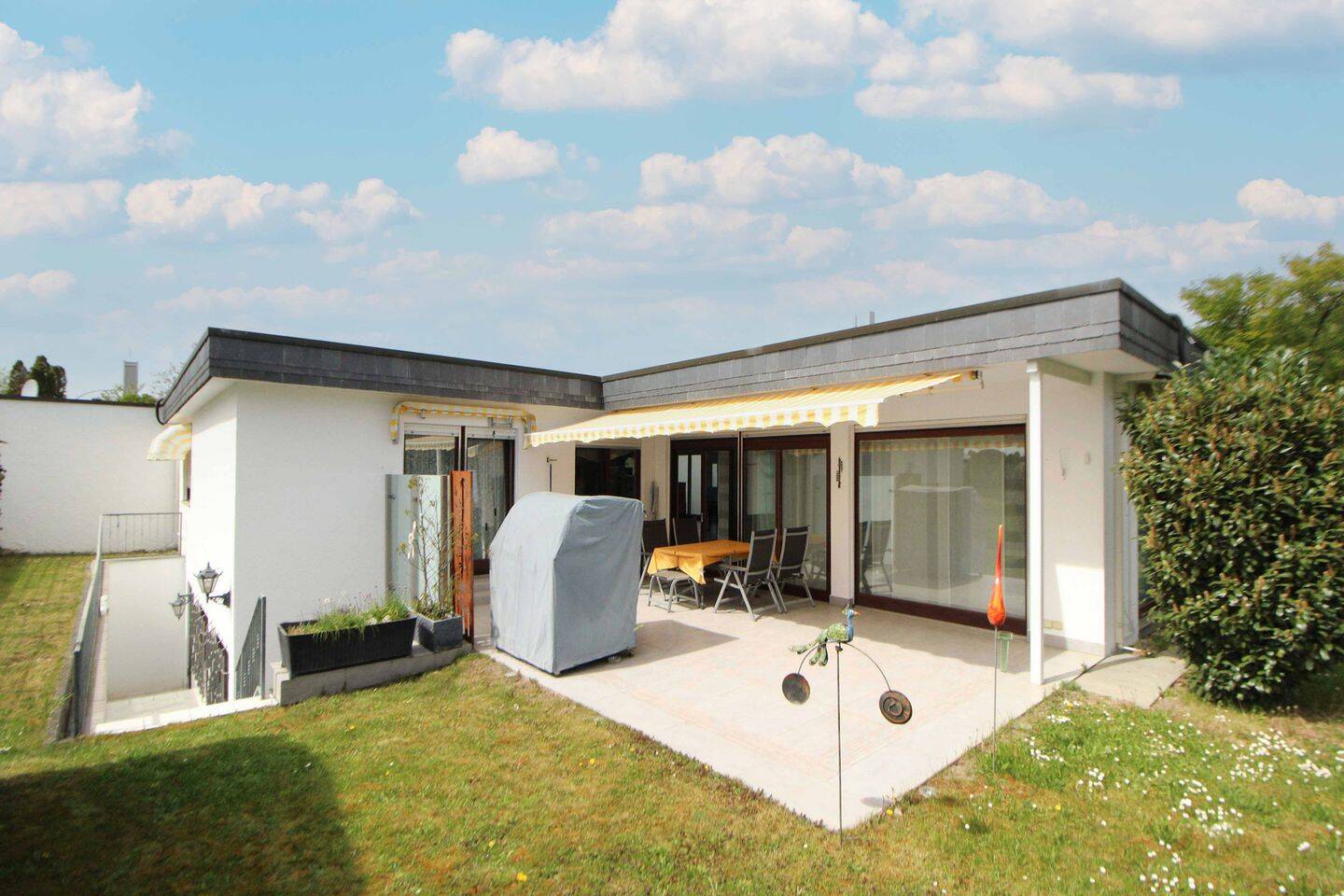 Großzügiger Bungalow mit sep. Einliegerwohnung, Garten und 2 Terrassen in Feldrandlage, 70825 Korntal-Münchingen