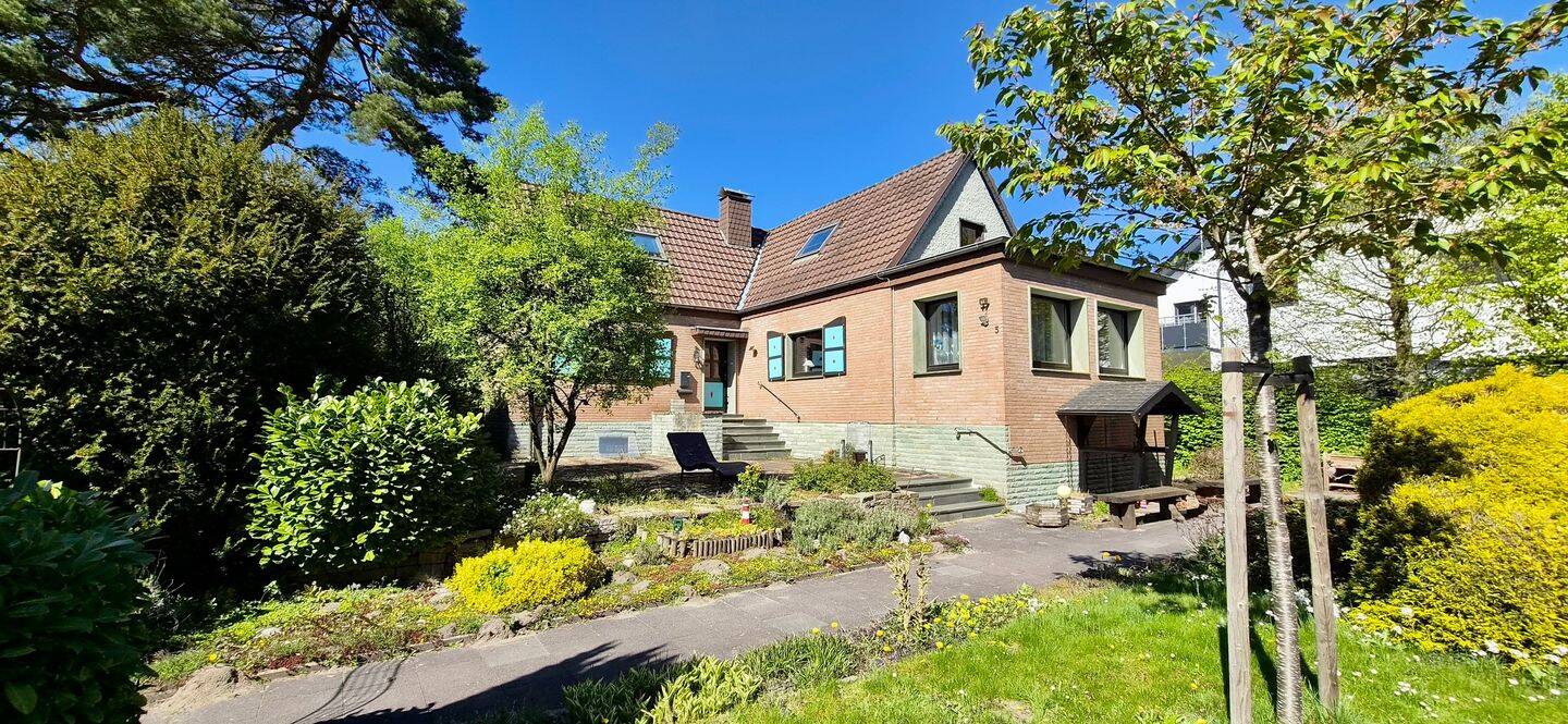 Haus der Möglichkeiten – mit phantastischem Grundstück in Schlangen, 33189 Schlangen