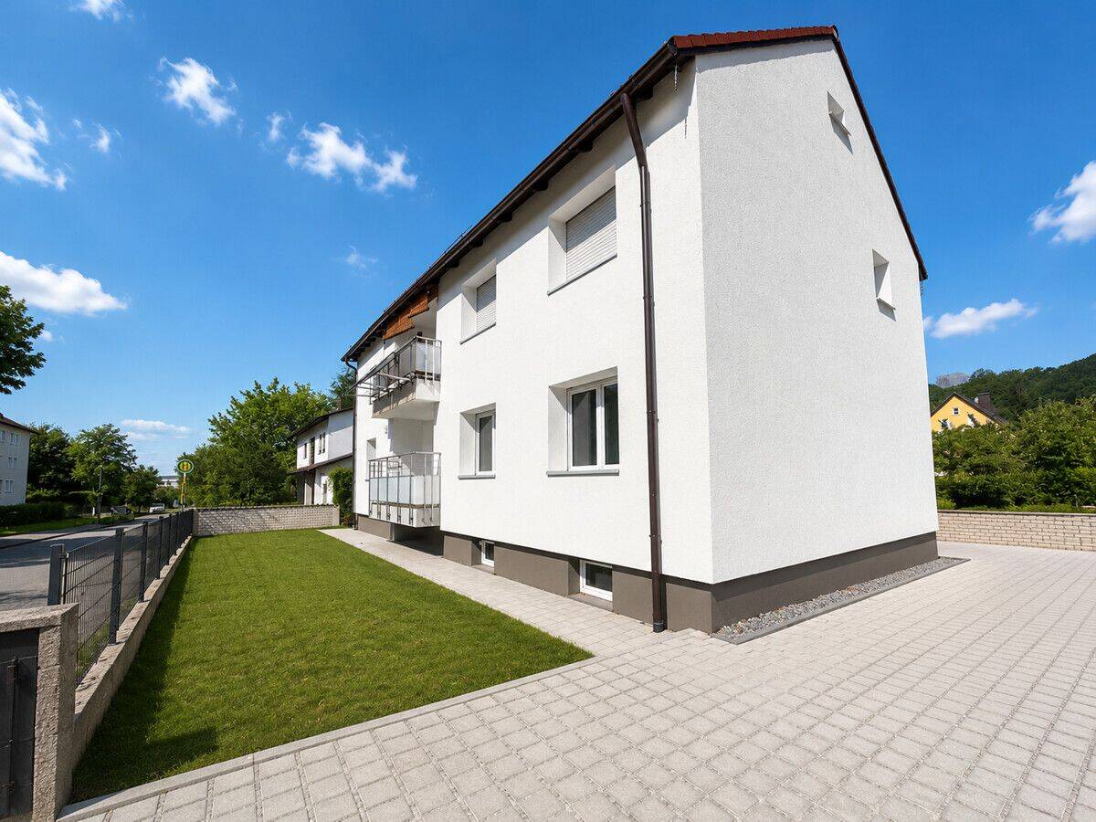 Kernsaniertes Wohnen auf KfW-55-Niveau – Exklusive Hochparterrewohnung mit Garten, Balkon und Hauscharakter in Burglengenfeld, 93133 Burglengenfeld