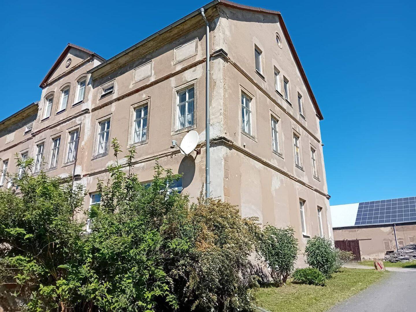„Ländliche Ruhe in Wuhnitz bei Lommatzsch“ – Teilweise vermietetes Mehrfamilienhaus mit Sanierungspotenzial, 1623 Lommatzsch