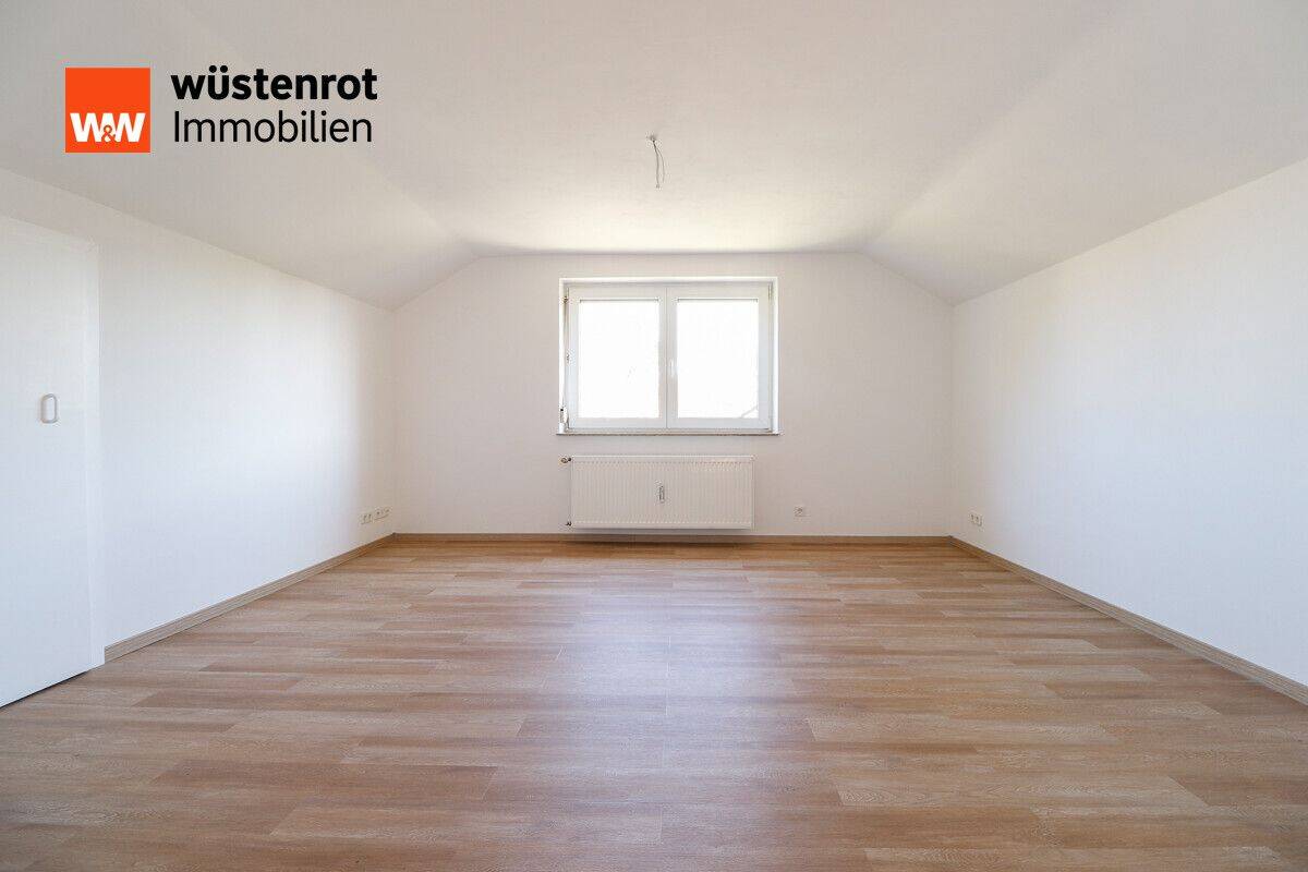 Moderne 3-Zimmer-Dachgeschosswohnung am Schulzentrum von Selb., 95100 Selb