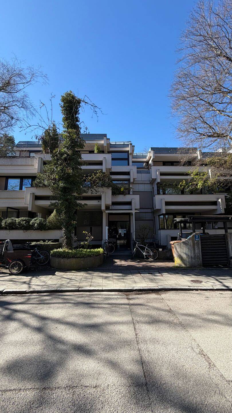 Helle 1-Zimmer-Wohnung mit großem Westbalkon, neuer Küche &
Stellplatz in der Villenkolonie Solln, 81479 München (Thalk. Obersendl.-Forsten-Fürstenr.-Solln)