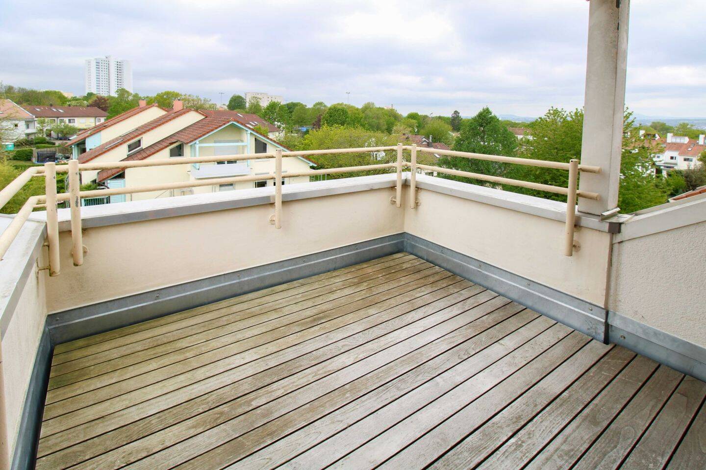 Lichtdurchflutetes Familienidyll am Feldrand: 4,5 Zimmer mit Balkon und zwei Garagen!, 74321 Bietigheim-Bissingen