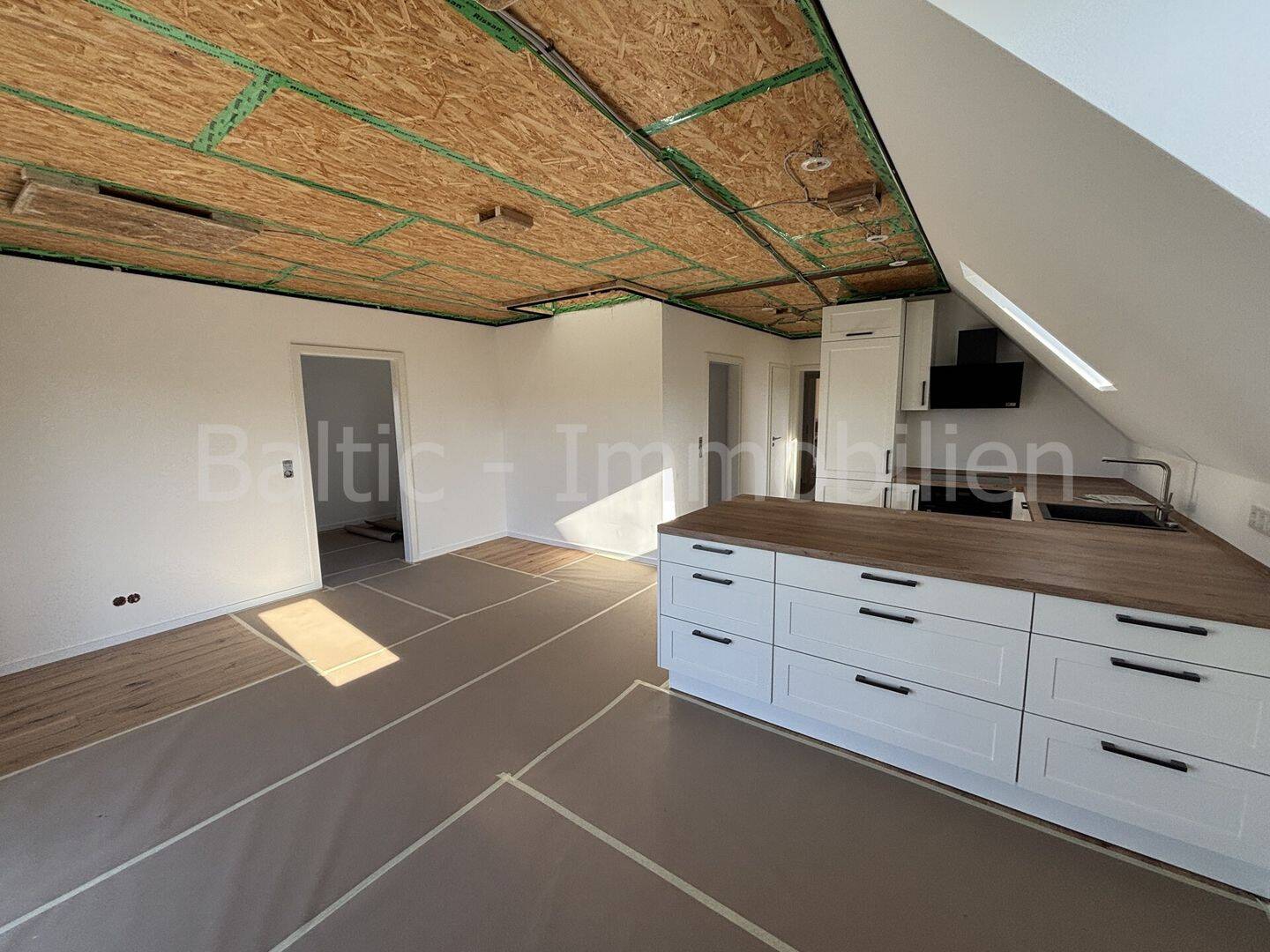 Sanierte Dachgeschosswohnung mit neuer Einbauküche und Wärmepumpe !, 23730 Neustadt in Holstein