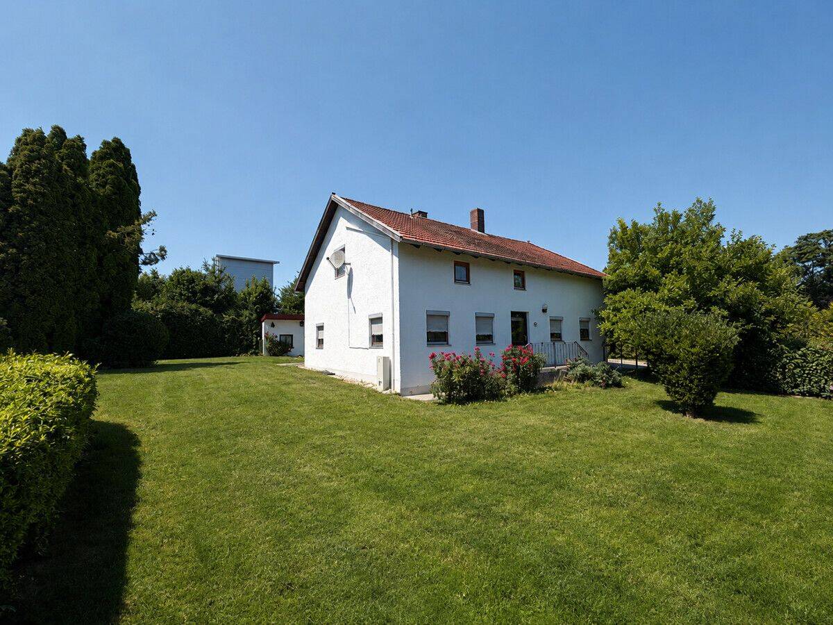 Einfamilienhaus mit Sanierungschancen – eine Bühne für echte Macher, 94428 Eichendorf