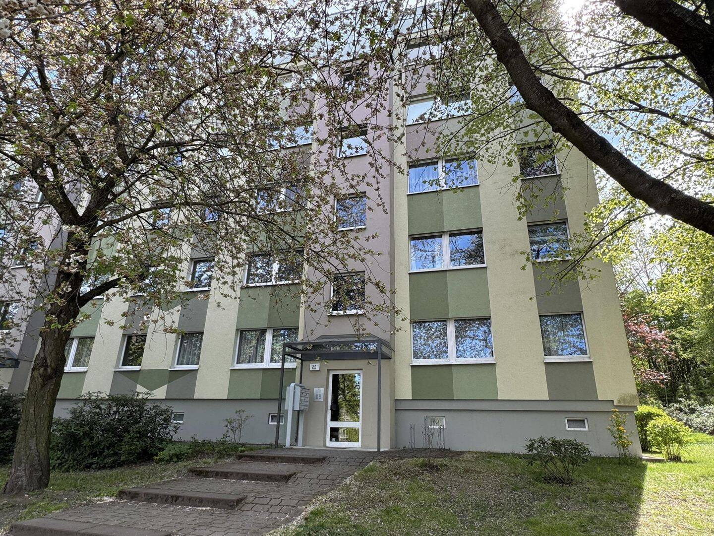 Freie, top gepflegte 3-Zimmer-Wohnung! 1. Etage, mit Sonnenbalkon ins Grüne, sehr ruhige Lage, 1219 Dresden