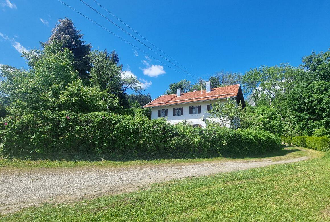 Traumhaftes Grundstück mit Altbestand in bester Aussichtslage oberhalb von Bernau, 83233 Bernau a. Chiemsee (Bernau)