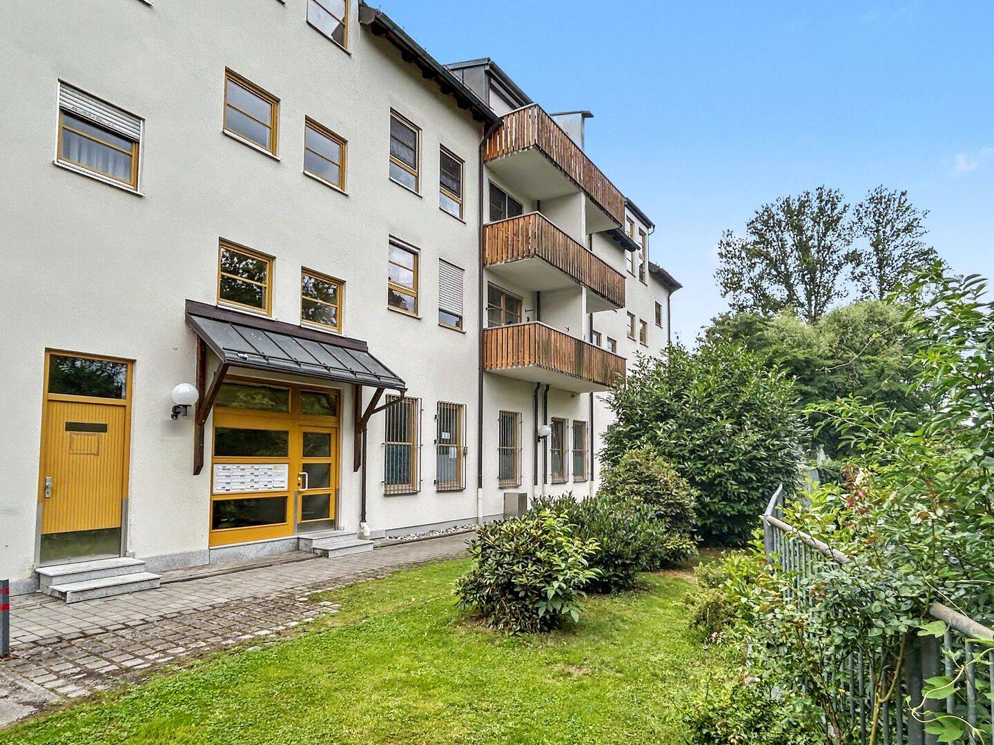 Direkt an der Naab: Großzügige 3-Zimmer-Dachgeschosswohnung mit zwei Balkonen und Naturblick, 92421 Schwandorf