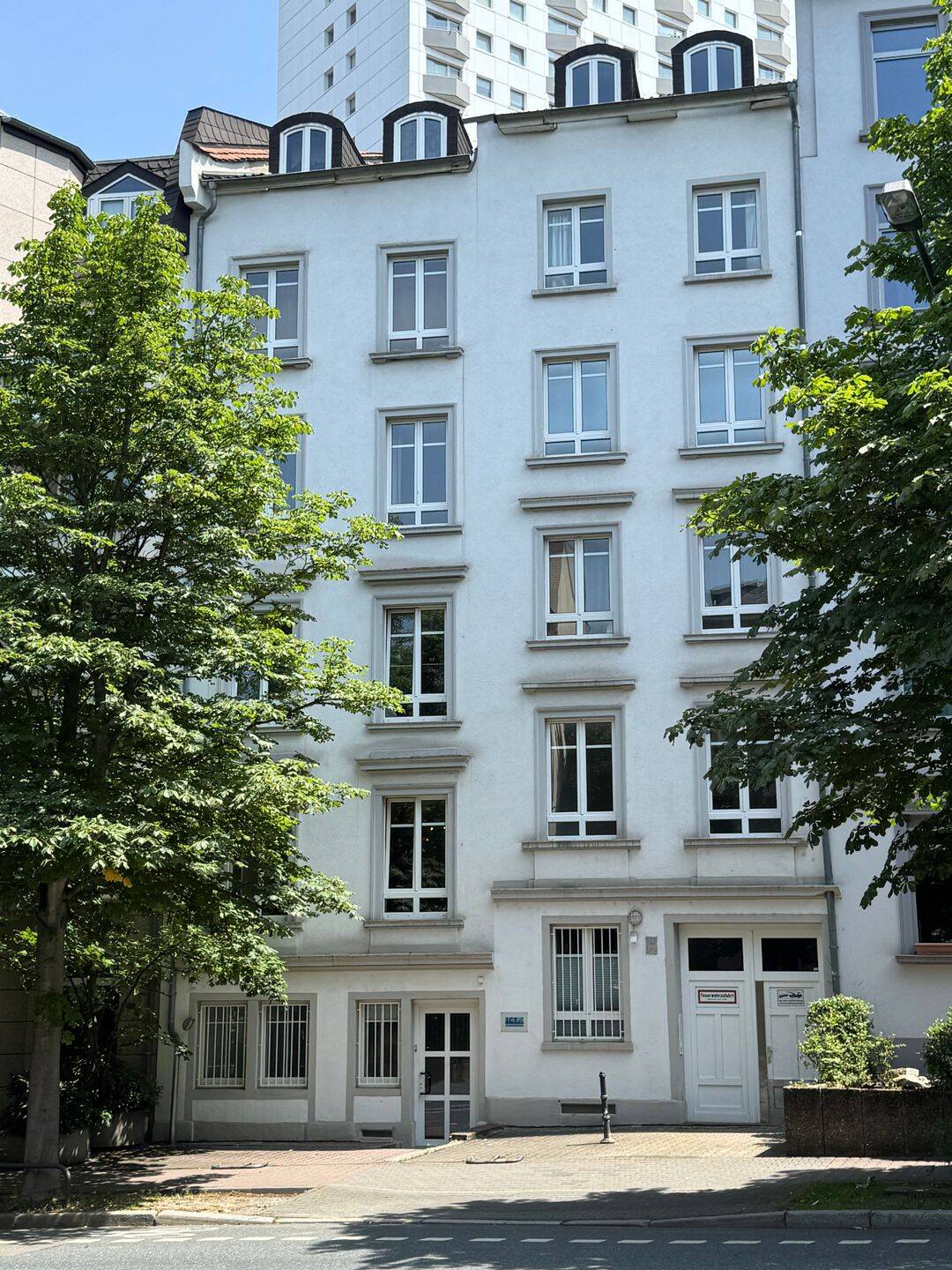 Attraktive, große 1-Zimmerwohnung sucht neue:n Hausherrn:in, 60598 Frankfurt am Main (Sachsenhausen)