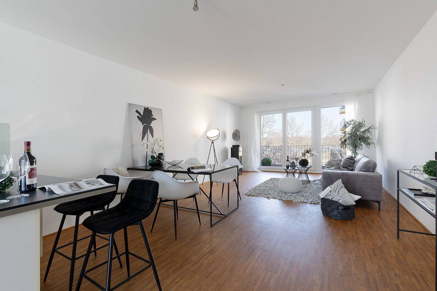 Wohnen am Rhein: Helle, barrierearme 3-Zimmer-Wohnung mit zwei Balkonen + zwei Tiefgaragenplätzen, 55131 Mainz (Altstadt Neustadt Oberstadt Weisenau)