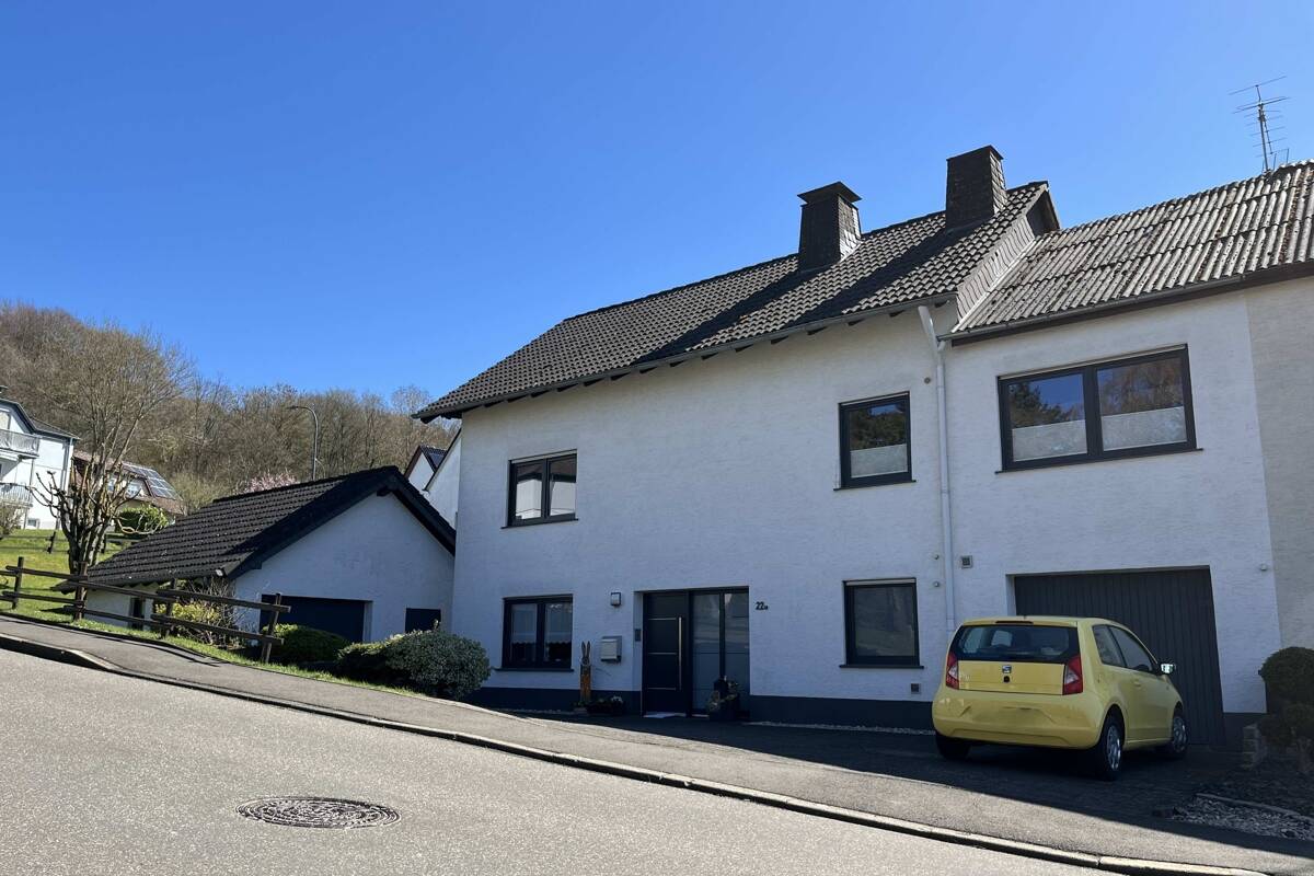 Einfamilienhaus in Hillesheim –  Großzügiges Wohnen in ruhiger Eifellage, 54576 Hillesheim