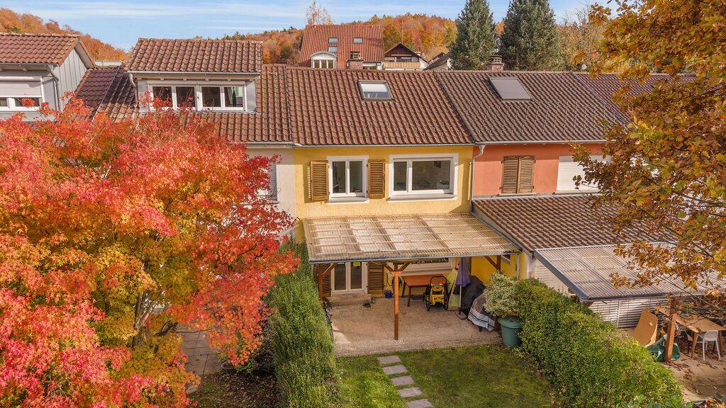 Ravensburg – Stadtnahe Halbhöhenlage Charmantes Reihenmittelhaus mit idyllischem Gartengrundstück, 88212 Ravensburg