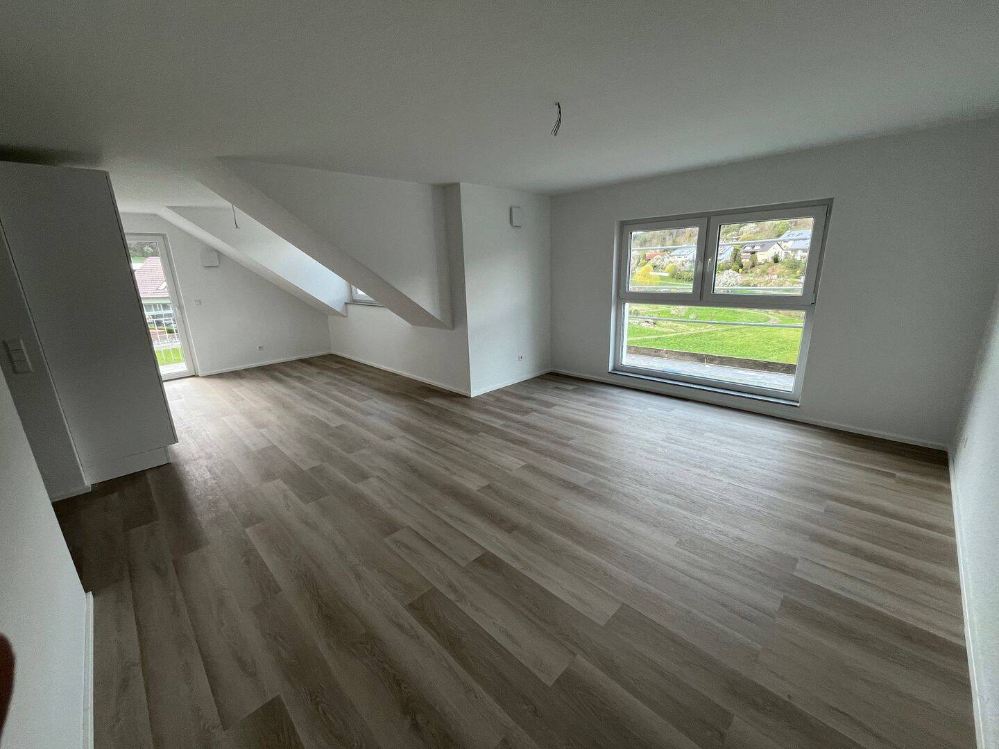 DG-Wohnung in Kupprichhausen: Modern, hell und mit traumhaftem Ausblick I Stellplatz & Balkon, 97944 Boxberg