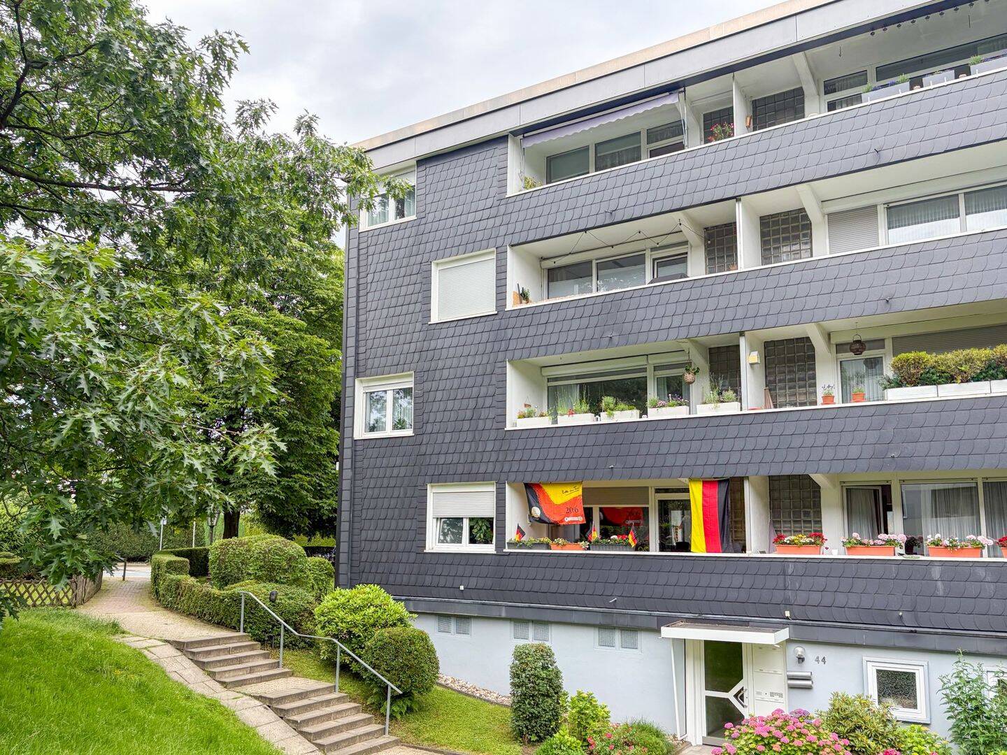 Ihr neuer Wohlfühlort: Lichtdurchflutete Wohnung mit zwei Loggien am beliebten Büttenberg, 58256 Ennepetal