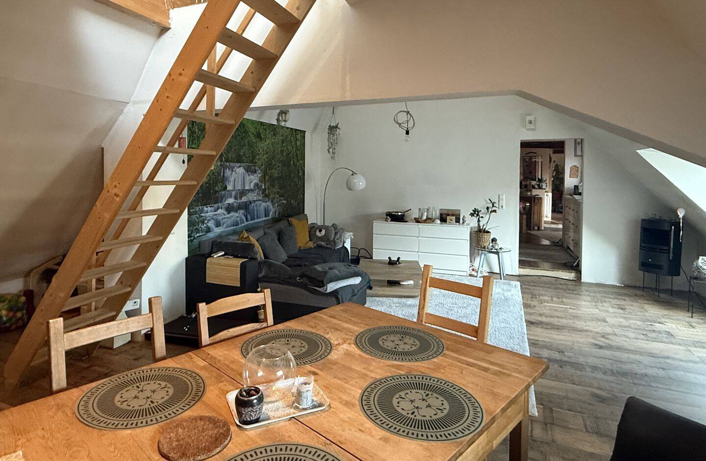 Großzügige, teilsanierte 4-Zimmerwohnung mit Balkon, Garage und hübschem Innenhof in Neidenstein, 74933 Neidenstein