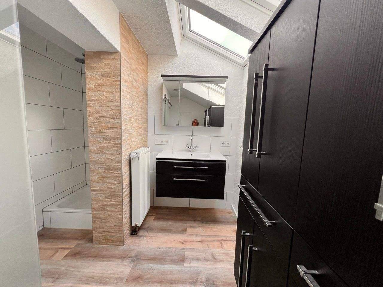 + Sofort einziehen – saniertes Einfamilienhaus (DH) mit sehr großem Garten – PKW-Stellplatz – überdachte Terrasse & Balkon +, 71397 Leutenbach
