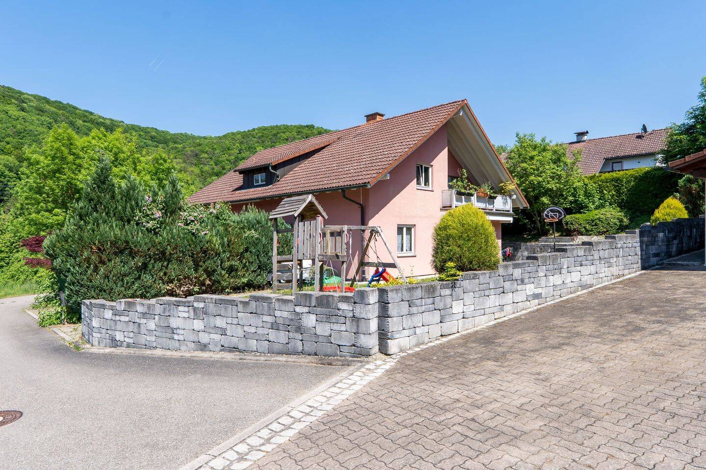 Solides Zweifamilienhaus mit Entwicklungspotenzial und attraktiven Mieteinnahmen, 79771 Klettgau