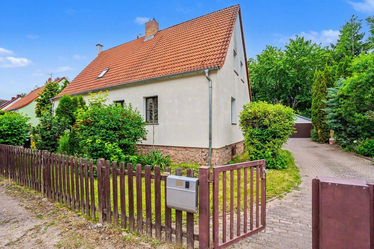 Charmante Doppelhaushälfte auf ca. 285 m² Grundstück – gepflegt und sofort bezugsbereit in Halle, 6124 Halle (Saale) (Saaleaue Südliche Neustadt Westliche Neustadt)