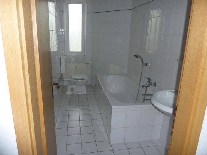Grosse 1 R.-Whg., saniert, Wohn-Essküche, Badewanne, 6112 Halle (Saale)