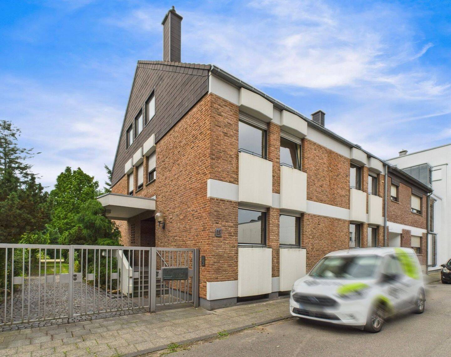 Repräsentatives Mehrfamilienhaus mit Gewerbeeinheit auf parkähnlichem Grundstück!, 52353 Düren