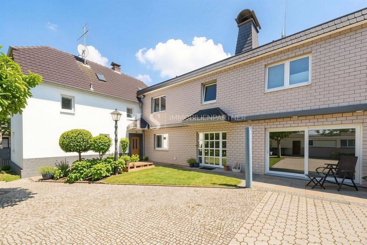 Zwei Häuser – ein Grundstück: Perfekt für Mehrgeneration oder Wohnen & Vermieten, 51469 Bergisch Gladbach
