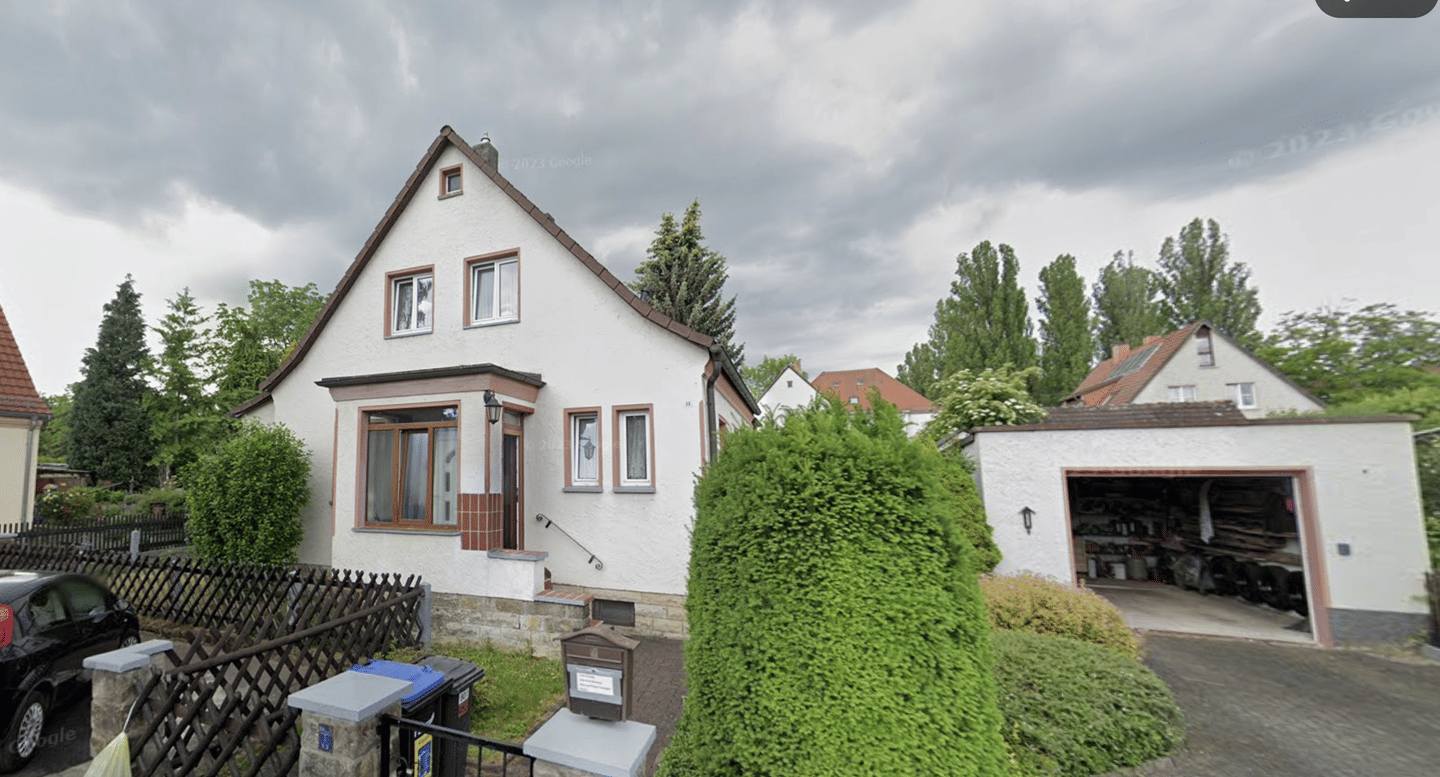 Ruhiges Wohnen in Dresden: Solides Einfamilienhaus mit PV-Anlage, Garage & 525 qm Grundstück – Von Privat, 1237 Dresden