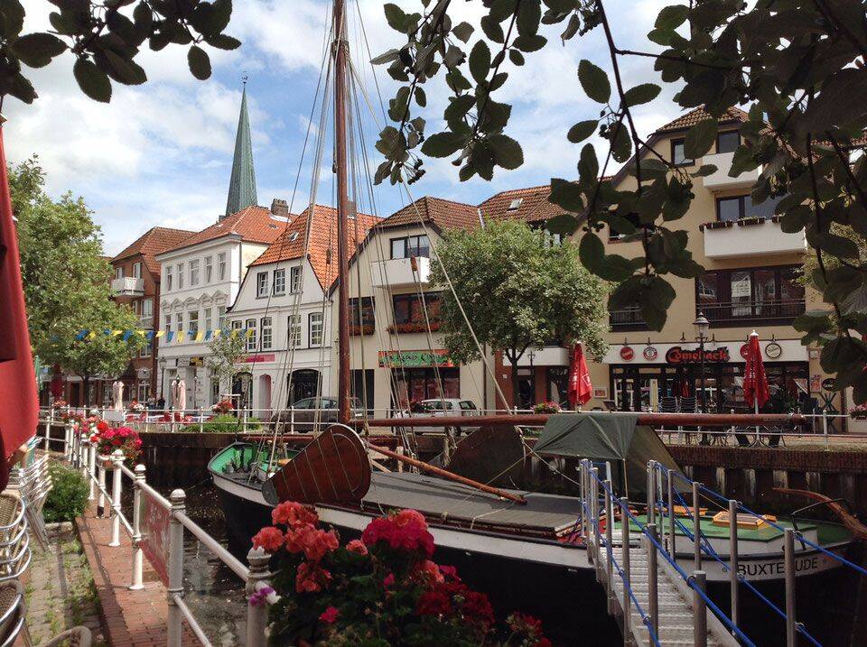 Gemütliche 1-Zimmer-Dachgeschoss-Wohnung mit Balkon und Einbauküche in Buxtehude, 21614 Buxtehude