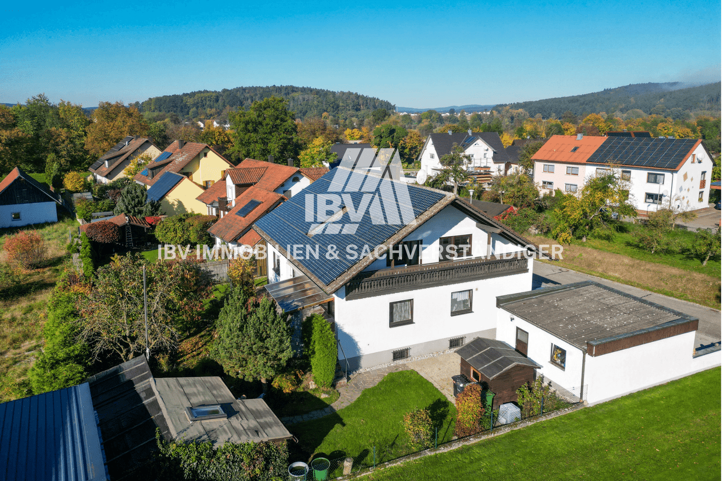 Großzügiges Zweifamilienhaus mit PV-Anlage und viel Platz in Schwarzach bei Nabburg, 92548 Schwarzach b. Nabburg