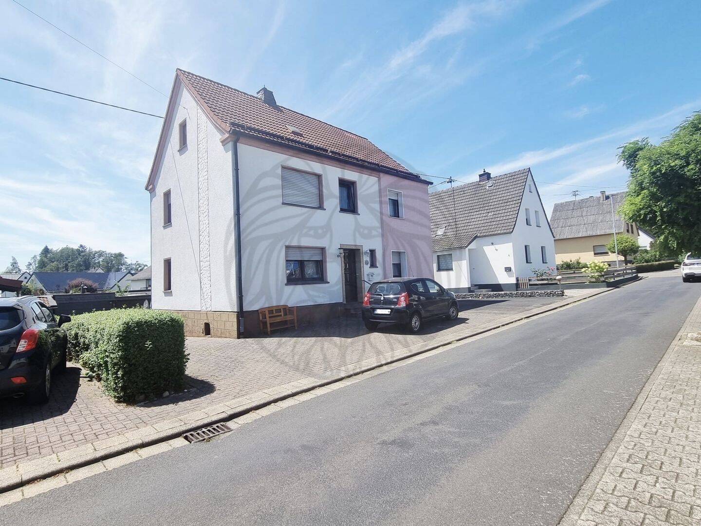 Gemeinde Guckheim: Einfamilienhaus mit Garten und Garagen, 56459 Ailertchen