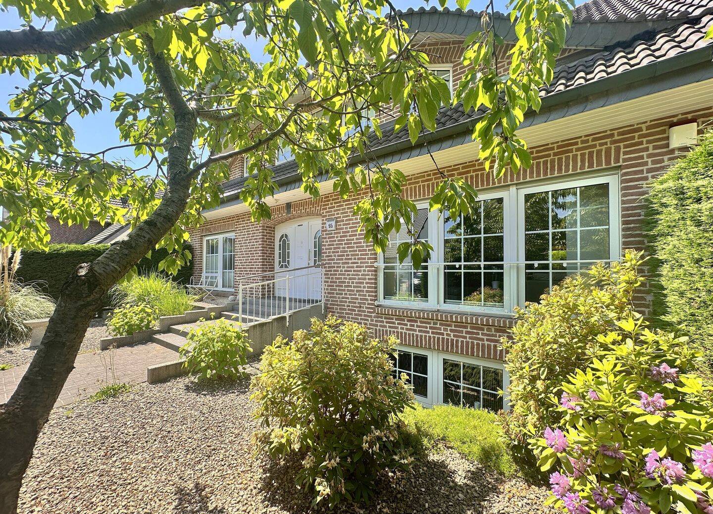 ***Haus im Haus mit XXL-Garage und sonnigem Südgarten in Mennrath-direkt an Feld und Wald***, 41179 Mönchengladbach