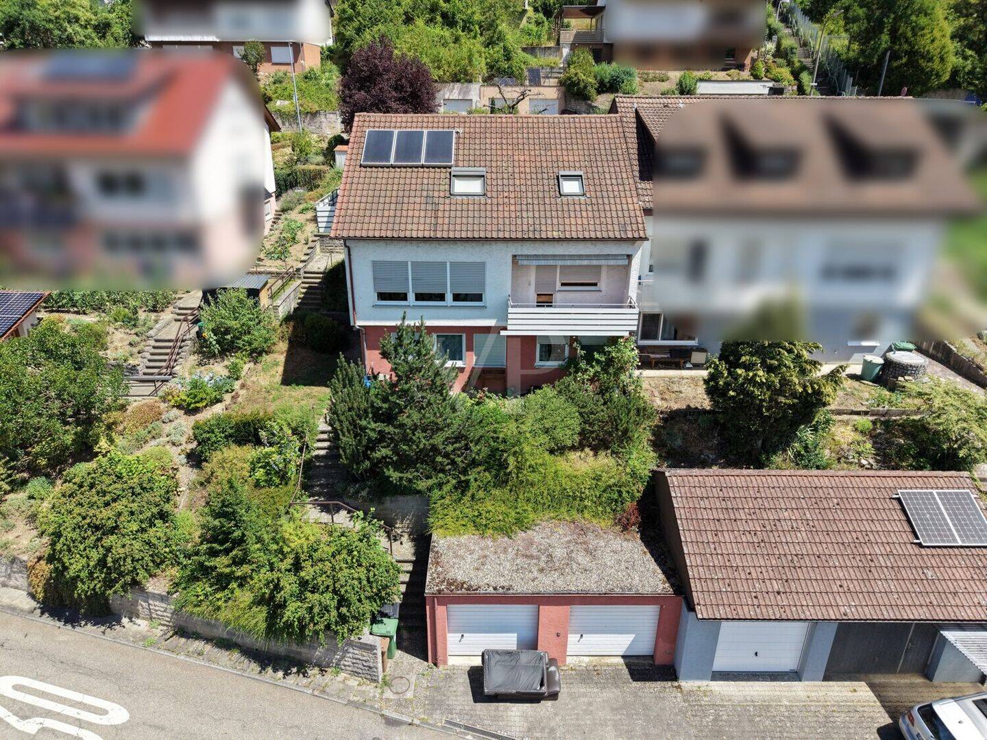 Wohnen mit Perspektive: Modernisierte Doppelhaushälfte mit Einliegerwohnung und zwei Einzelgaragen, 74653 Künzelsau