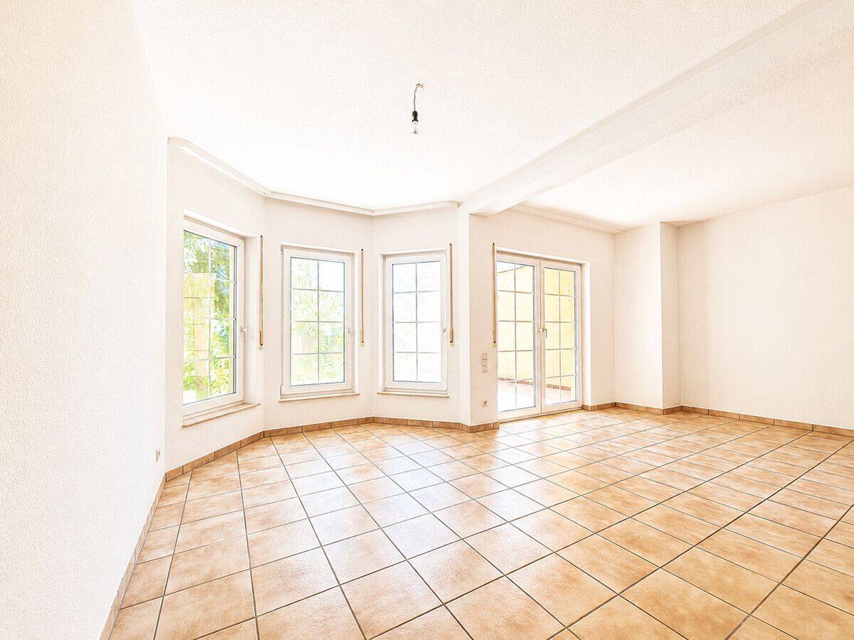 Schön geschnittene Doppelhaushälfte mit Einliegerwohnung in begehrter Lage von Dieburg, 64807 Dieburg