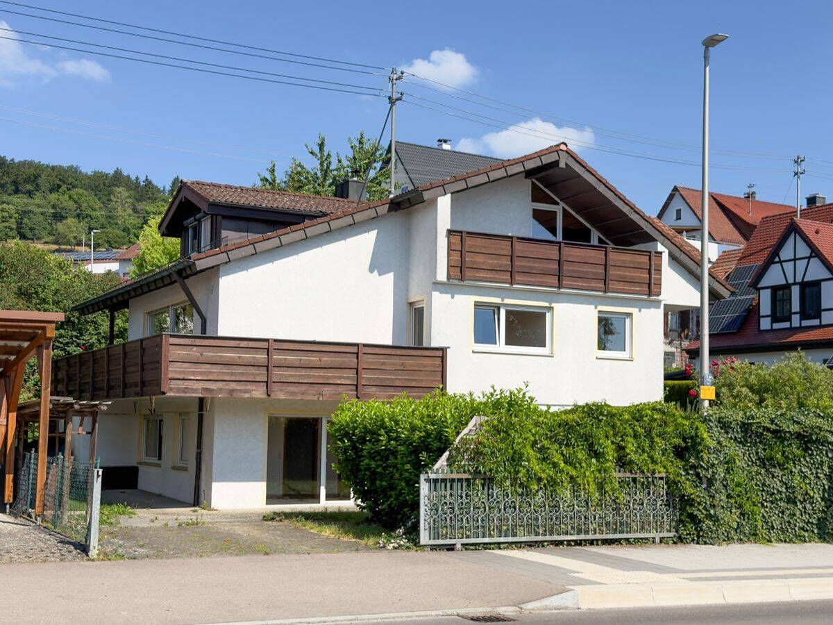 Großzügig. Vielseitig. Zuhause. – Einfamilienhaus mit ELW und 2 Garagen in Bolheim, 89542 Herbrechtingen