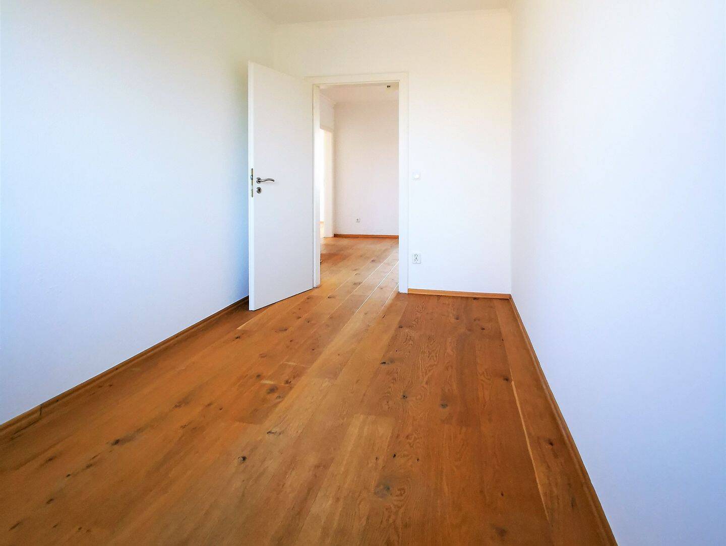 EXKLUSIVES WOHNEN MIT WELLNESSFAKTOR: 3-ZIMMER-WOHNUNG MIT BALKON, SCHWIMMBAD UND SAUNA IN HITTFELD, 21218 Seevetal
