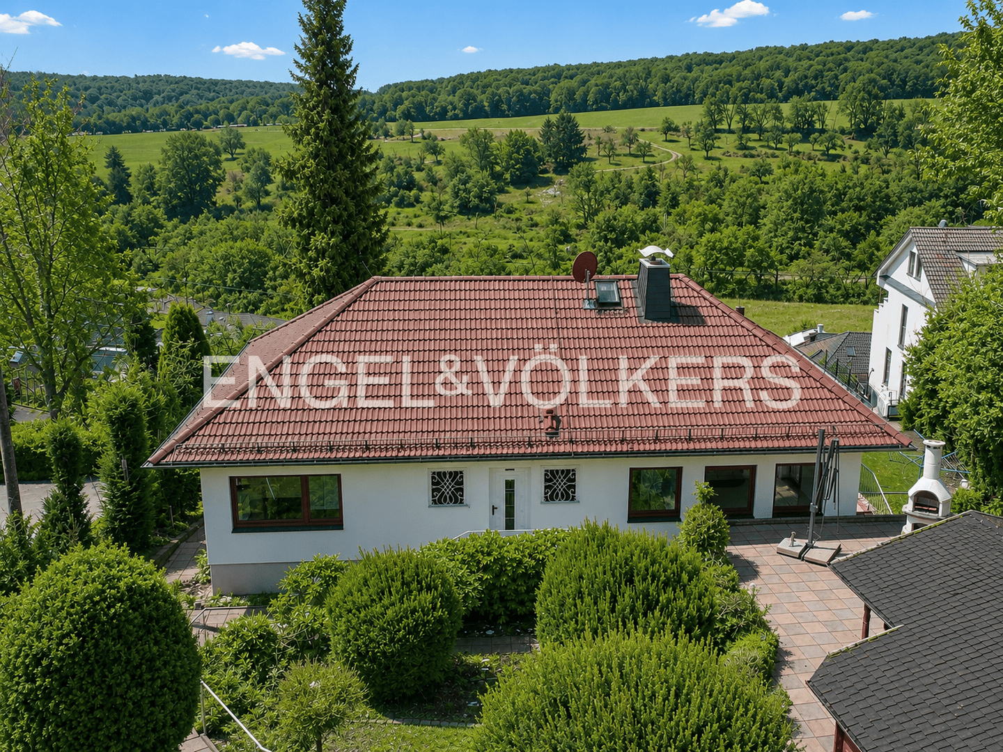 Attraktives Zweifamilienhaus mit sonnigem Garten und vielfältigen Nutzungsperspektiven, 65207 Wiesbaden