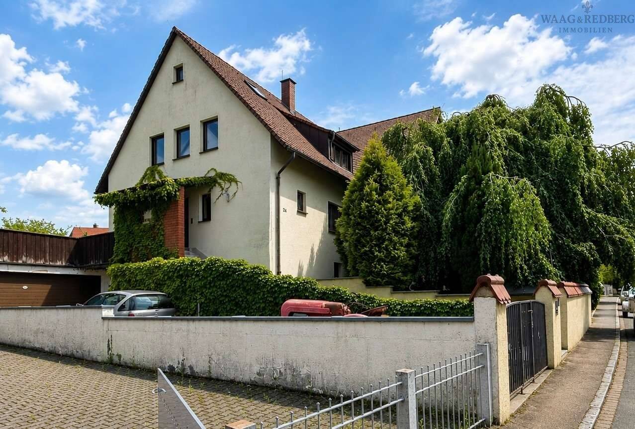 Großzügiges Zweifamilienhaus mit Garten und Pool in Katzwang, 90455 Nürnberg