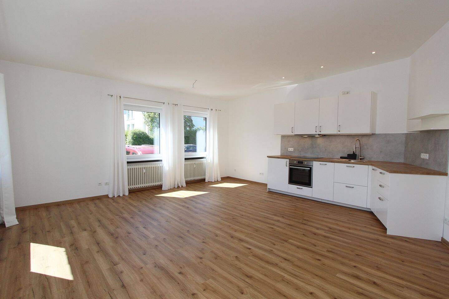 Sanierte 2-Zimmer-Wohnung mit Einbauküche und PKW-Stellplatz in Kassel-Niederzwehren, 34134 Kassel (Niederzwehren Oberzwehren Süsterfeld/Helleböhn)