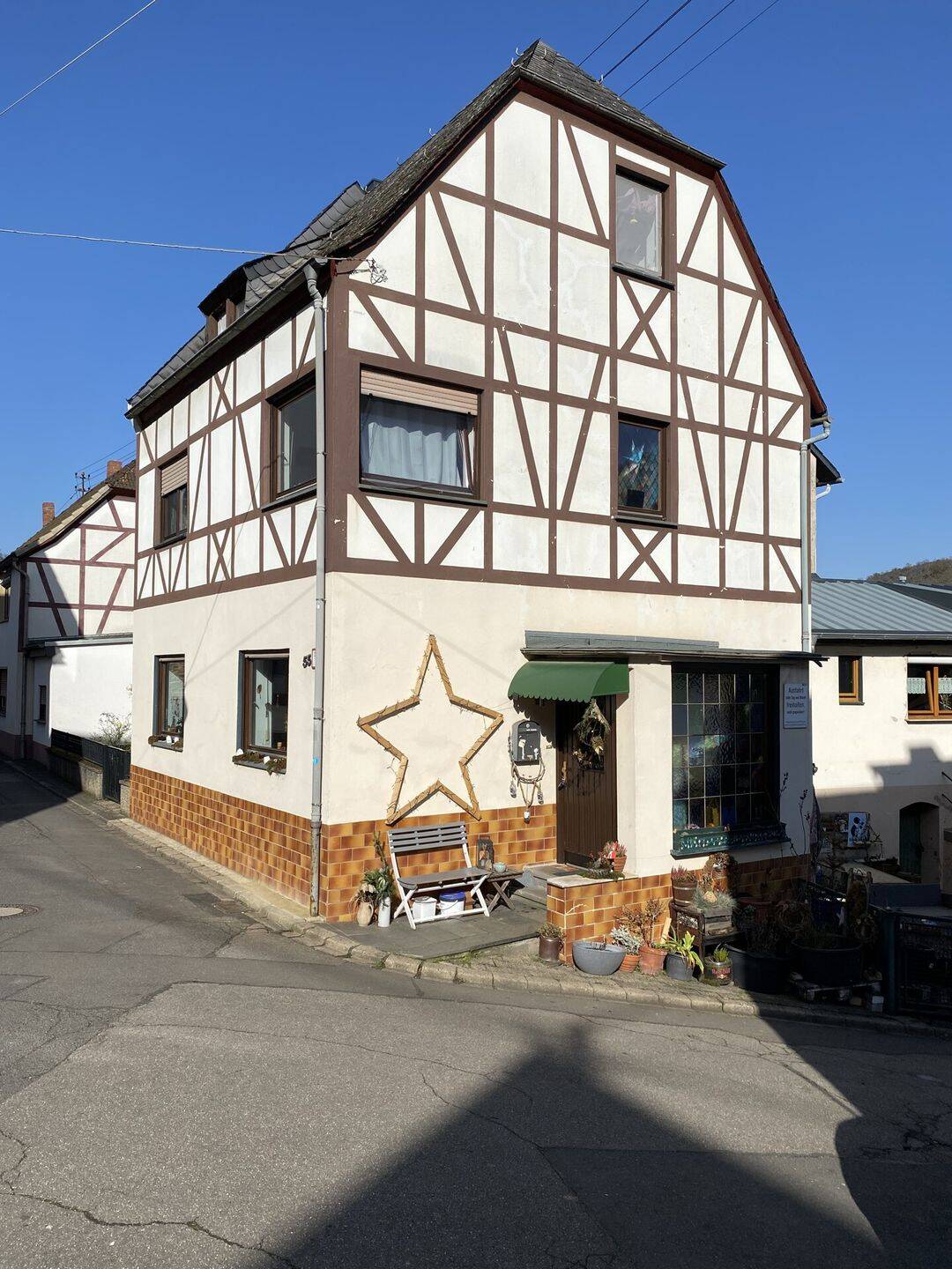 Klassisches kleines Einfamilien-Handwerkerhaus mit Anbau in Moselnähe und großem Innenhof, 56332 Lehmen