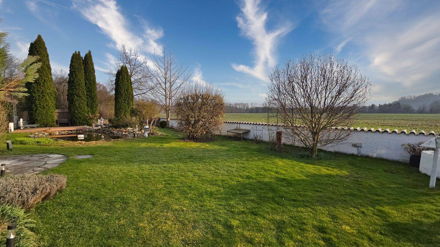 Großzügiger Landsitz mit 1.150qm Gartengrundstück, Schwimmbad und 2 Garagen in Trostberg, 83308 Trostberg