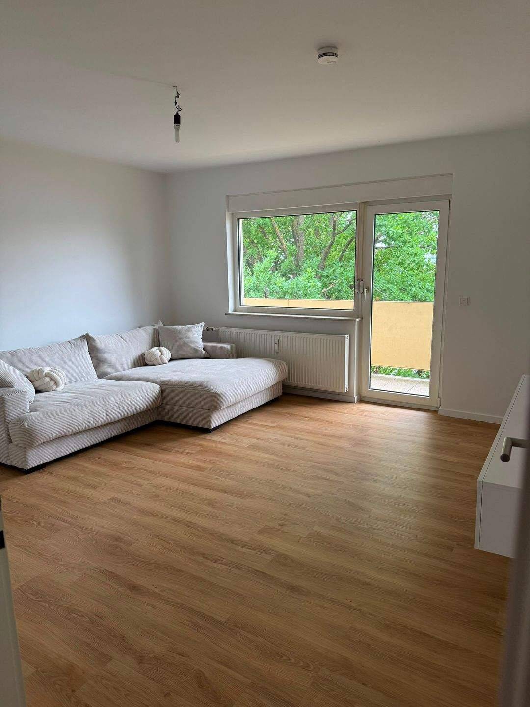 Helle und moderne 3-Zimmer-Wohnung mit Balkon und EBK in ruhiger Wohnlage im Grünen Nürberg-Ortsteil Höfen, 90431 Nürnberg